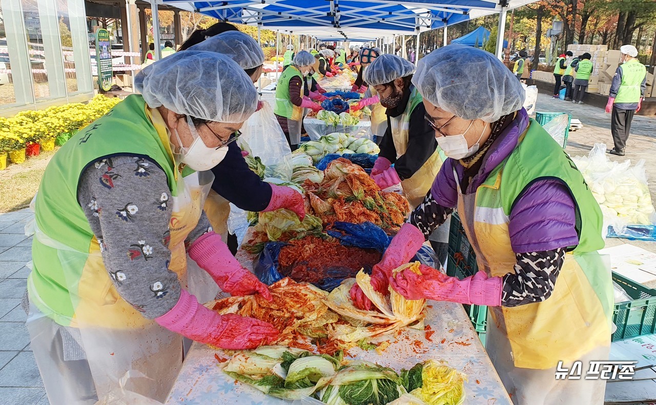 13일 대전 서구자원봉사협의회 '2020 행복동행 사랑가득 김장나눔행사'가 대전시자원봉사협의회 후원으로 서구청 앞 보라매공원에서 열린 가운데, 서구자원봉사협의회 봉사 회원들이 배추에 양념을 버무리며 김장나눔행사에 적극 참여하고 있다./ⓒ이현식 기자