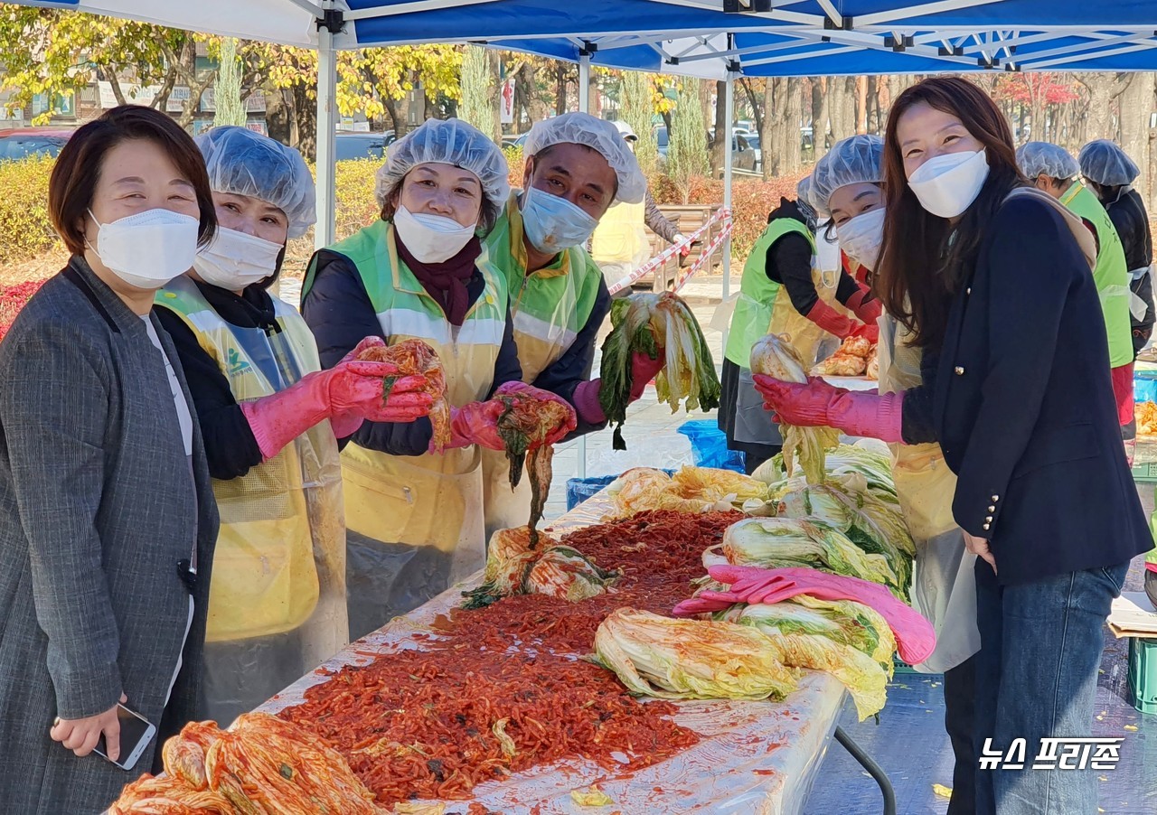 13일 대전 서구자원봉사협의회 '2020 행복동행 사랑가득 김장나눔행사'가 대전시자원봉사협의회 후원으로 서구청 앞 보라매공원에서 열린 가운데, 변동 자원봉사회 회원들 김치를 들고 응원나온 변동행정복지센터 관계자들가 함께 활짝 웃고 있다./ⓒ이현식 기자