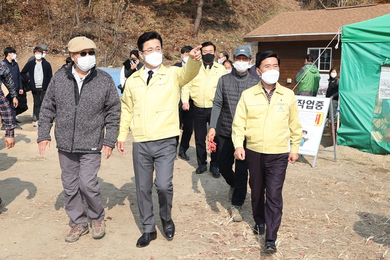 허태정 대전시장이 13일 오전 산내유족회(회장 전미경), 발굴사업단(단장 박선주)과 함께 산내 곤룡골 유해발굴 현장을 방문해 발굴상황 등 현장을 점검했다./ⓒ대전시