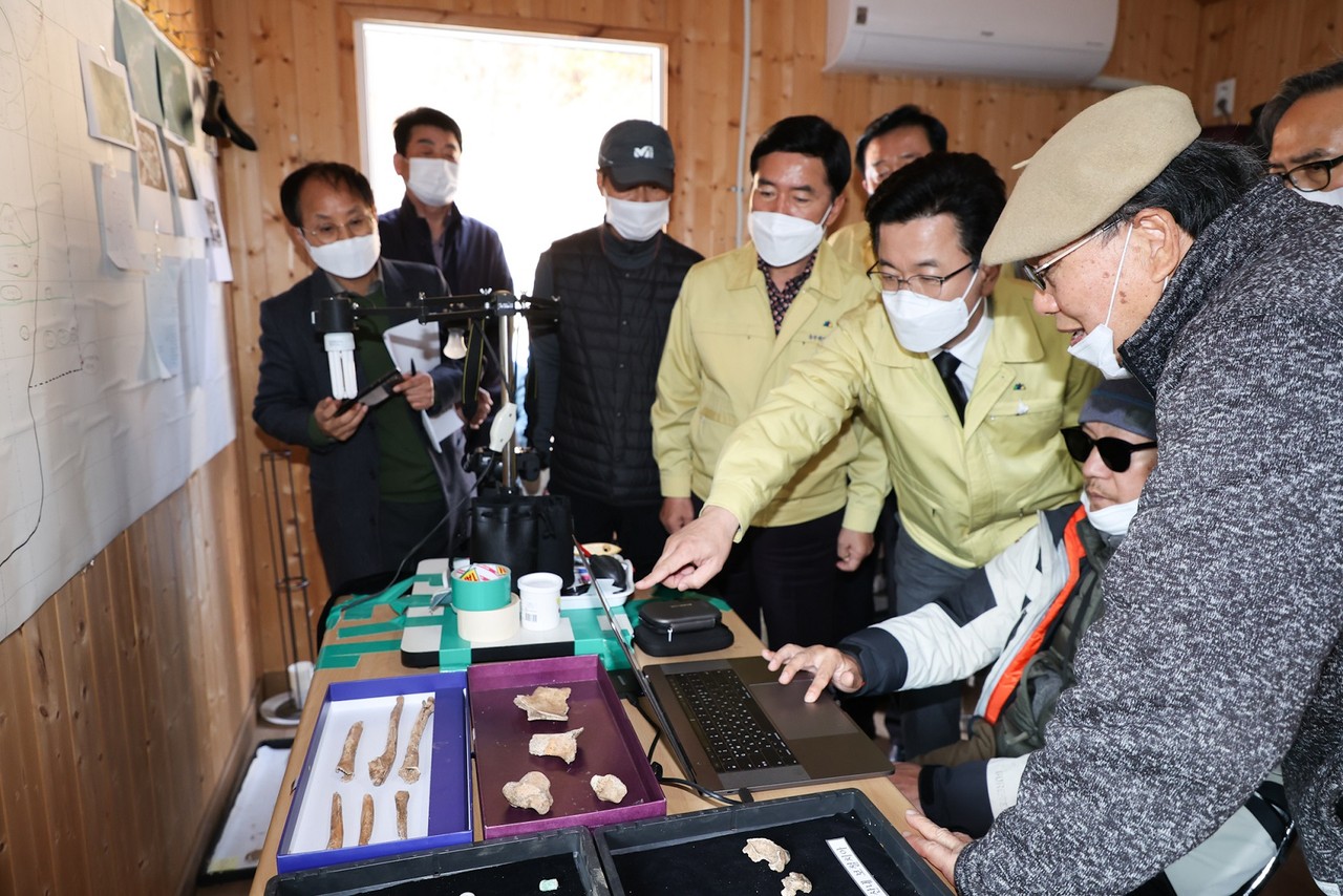 허태정 대전시장은 13일 오전 산내유족회(회장 전미경), 발굴사업단(단장 박선주)과 함께 산내 곤룡골 유해발굴 현장을 방문해 발굴상황 등 현장을 점검했다./ⓒ대전시