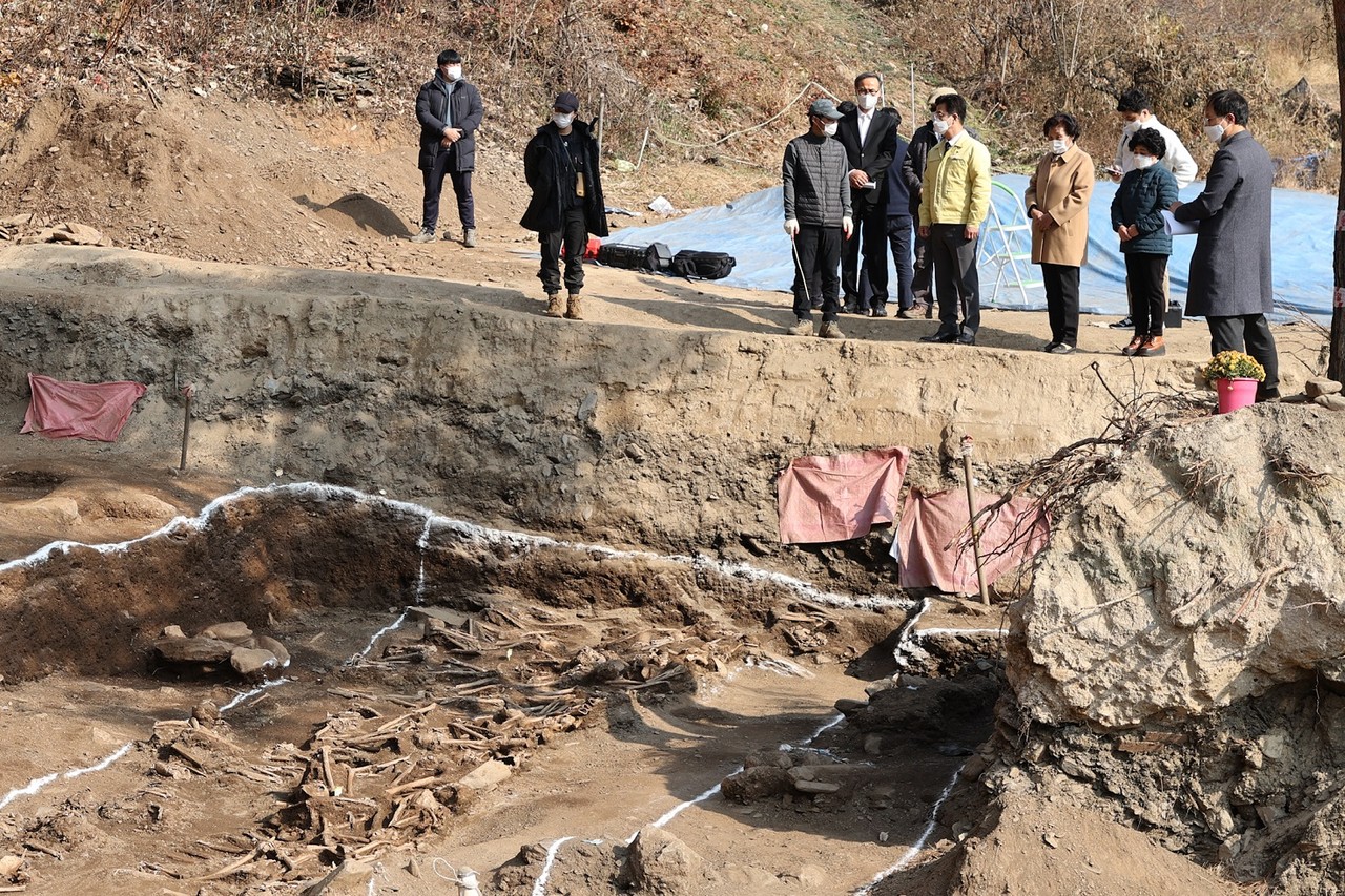 허태정 대전시장은 13일 오전 산내유족회(회장 전미경), 발굴사업단(단장 박선주)과 함께 산내 곤룡골 유해발굴 현장을 방문해 발굴상황 등 현장을 점검했다./ⓒ대전시