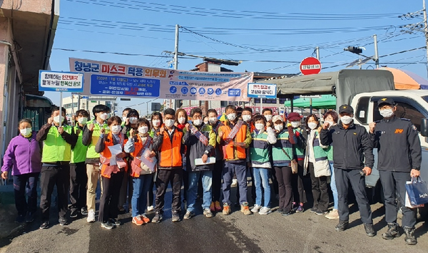 지난 12일 남지전통시장 일원에서 창녕군 마스크 착용 의무화 홍보 캠페인을 진행 모습./ⓒ창녕군