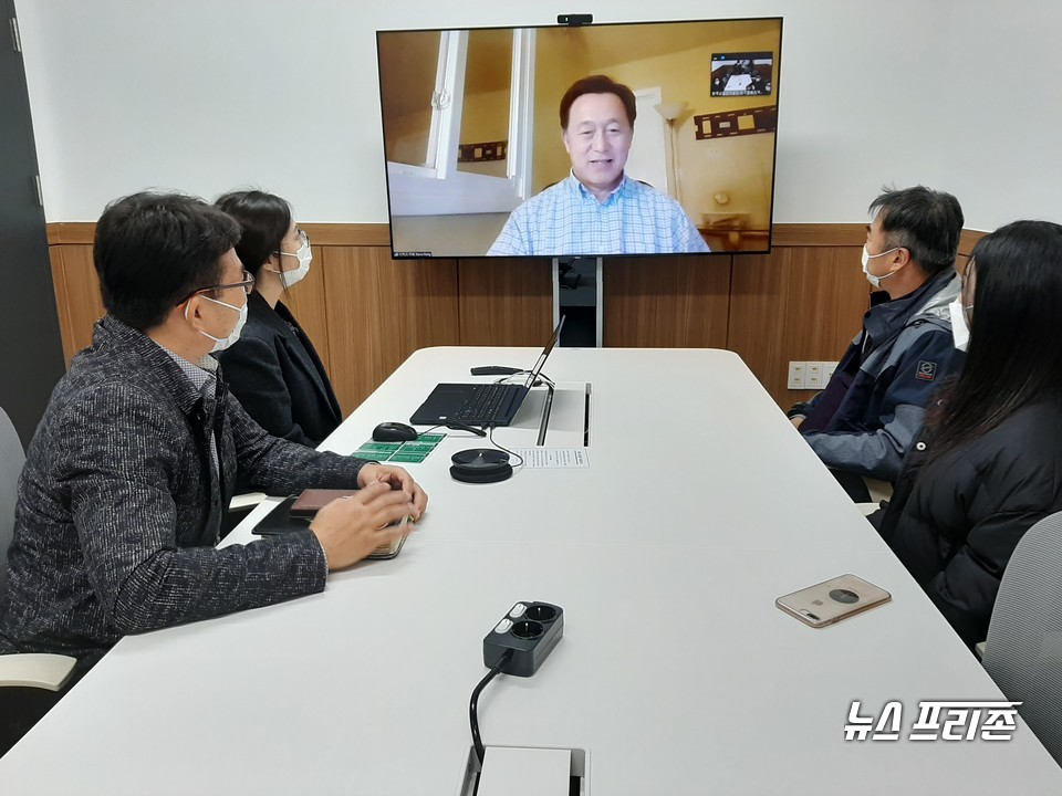 뛰어난 부산 벡스코의 부대시설을 이용해 열린 온라인 비대면 수출상담회에서 첨단 방열소재 전문기업 대신테크젠의 황인성 대표가 미국 북미지역 바이어와 1대1매칭 실시간 화상 상담을 통해 첨단 방열소재의 우수성을 설명하고 있다. /사진=박상봉