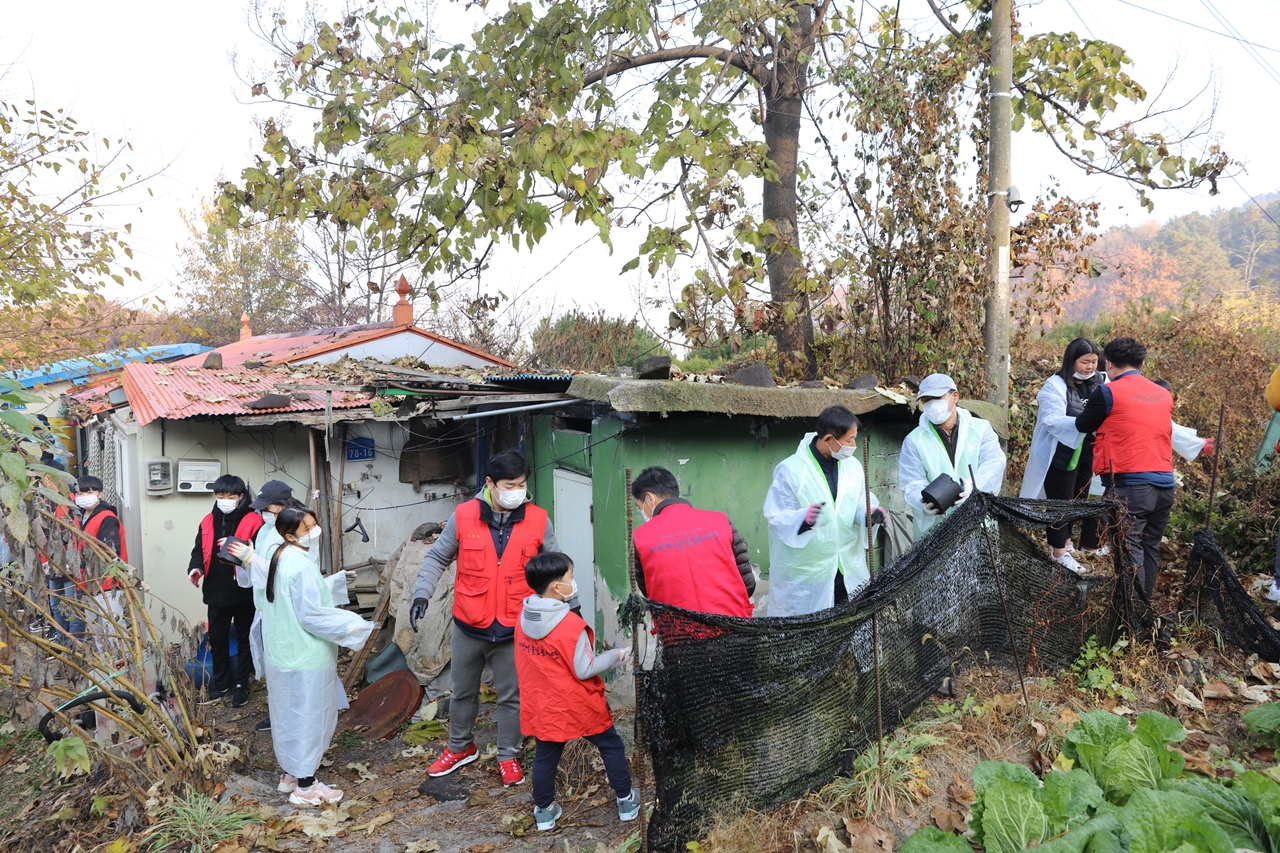 대전교육연수원(원장 이광우) 부설 꿈나래교육원에서는 14일 위탁교육학생과 교직원 30여명이 참여한 가운데 ‘사랑의 연탄 배달 활동’을 펼쳤다./ⓒ대전시교육청