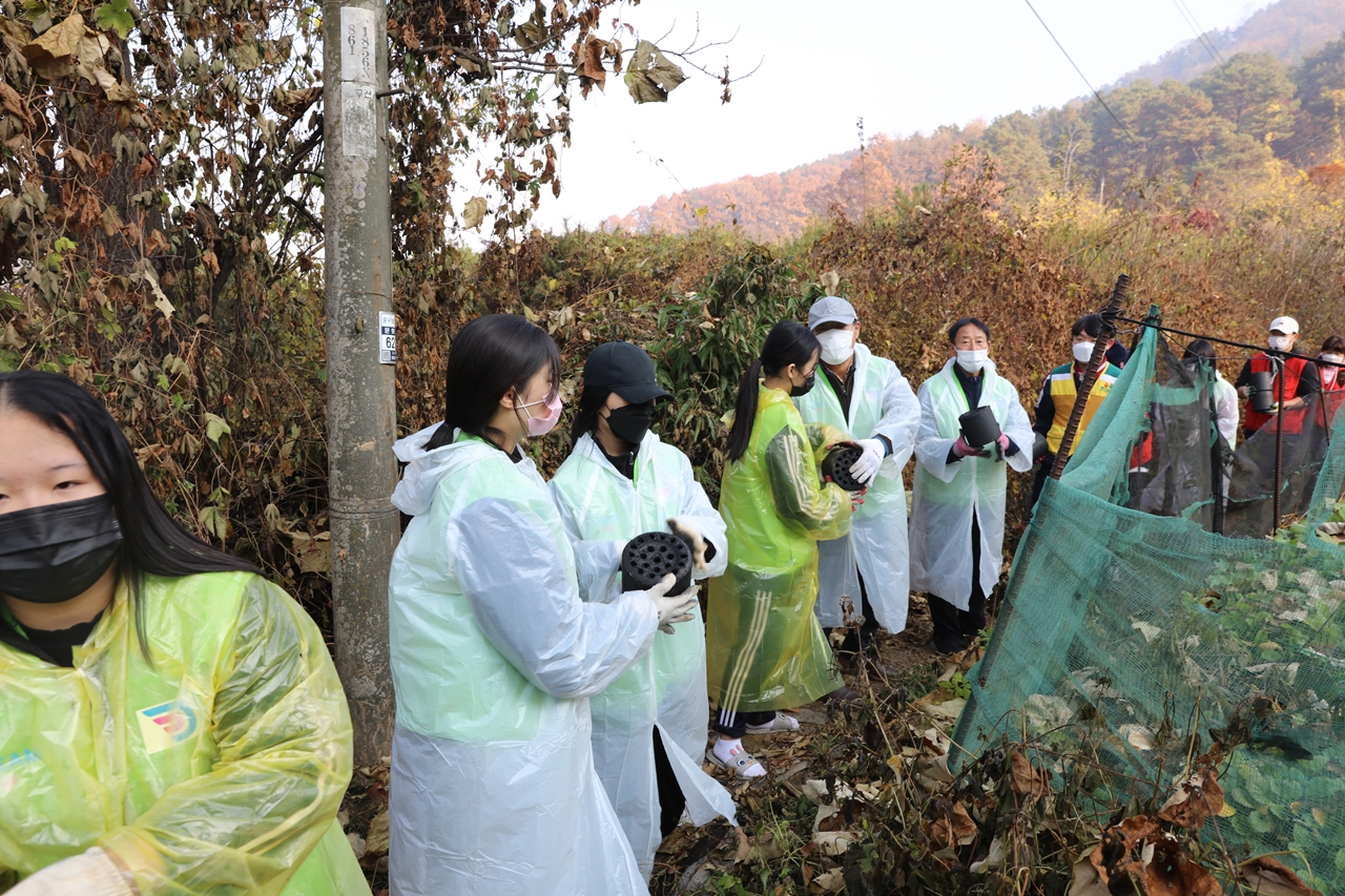 대전교육연수원(원장 이광우) 부설 꿈나래교육원에서는 14일 위탁교육학생과 교직원 30여명이 참여한 가운데 ‘사랑의 연탄 나눔 봉사 활동'을 하고 있다./ⓒ대전시교육청