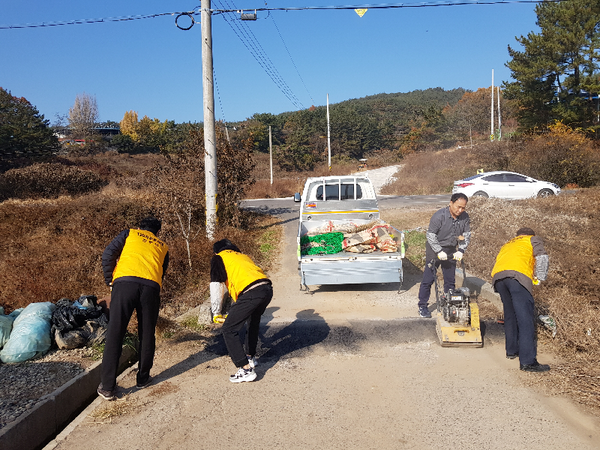 진주시는 지난 13일 대곡면 마호마을 일원에서 120기동대 합동순회 봉사를 유관기관과 합동으로 실시했다./ⓒ진주시