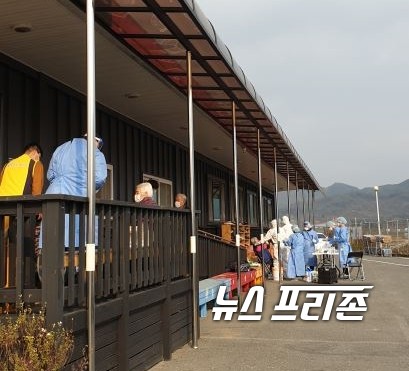 사진은 코로나19 진단검사 장면