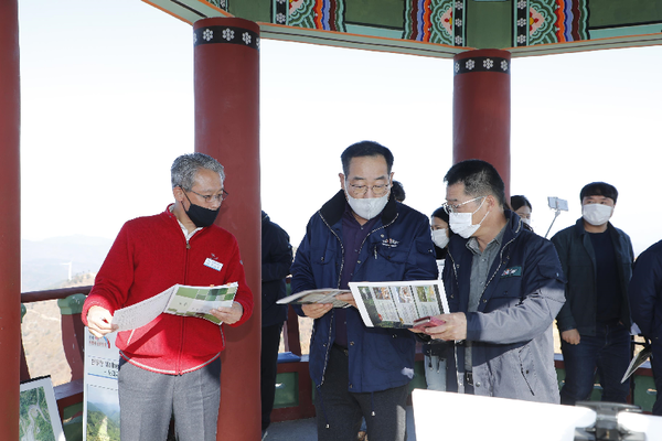 의령군은 한우산 일대에 추진하고 있는 종합개발사업을 개별 단위사업장별로 현장 점검을 실시했다./ⓒ의령군