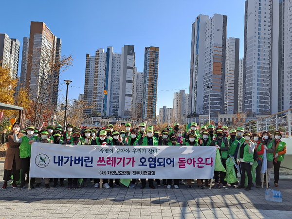 (사)자연보호연맹 진주시협의회는‘진주 문화생활 36오(娛)’와 발맞추어 문화예술행사장을 찾는 시민들에게 보다 쾌적한 환경을 제공하고자 환경정화활동에 나섰다./ⓒ진주시