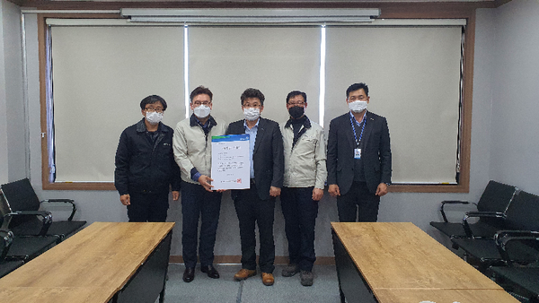 한국남동발전과 협력기업이 위험성평가 우수사업장 인증서를 들고 기념촬영 모습./ⓒ한국남동발전