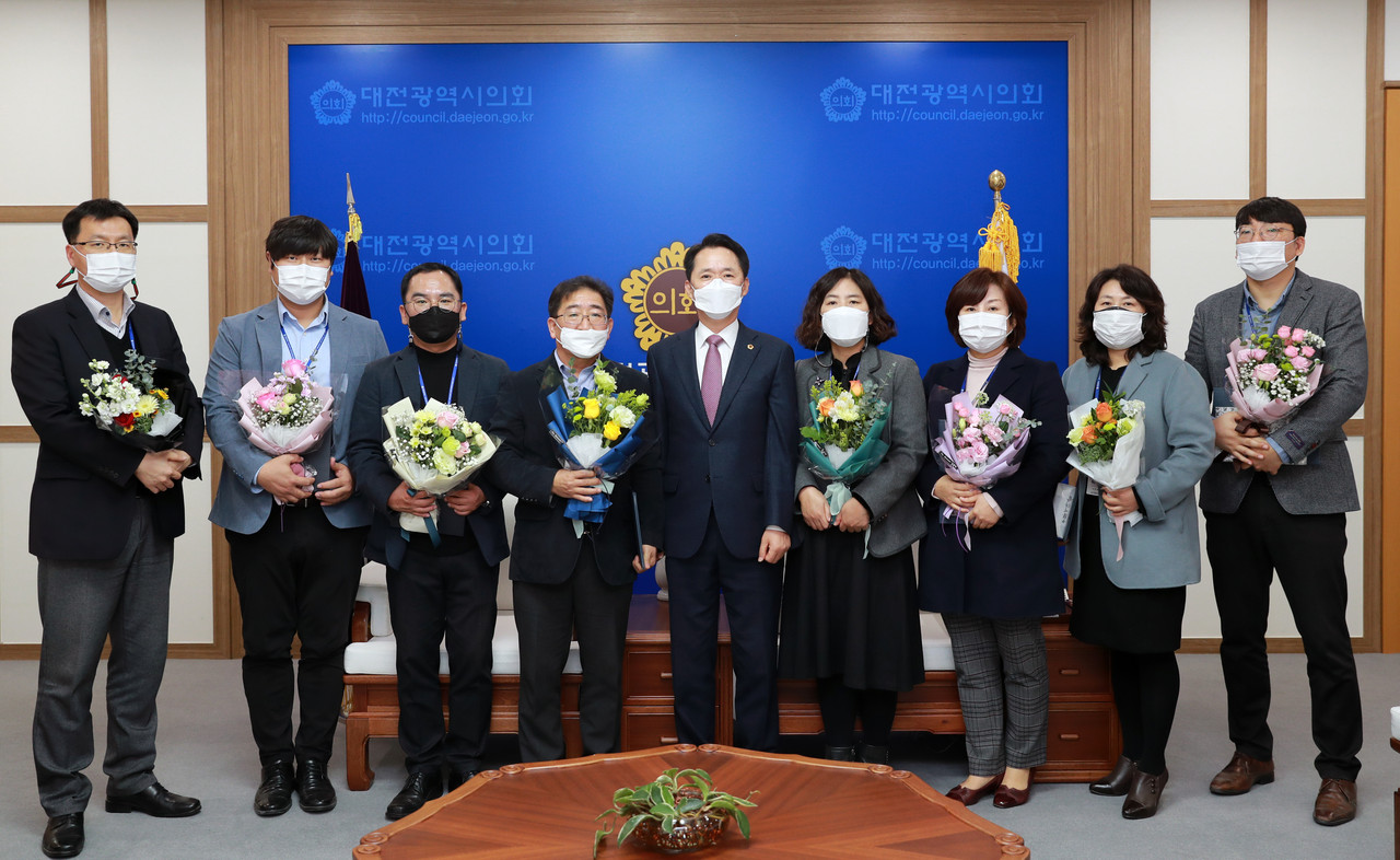 권중순 대전시의회 의장(가운데)이 16일 의장접견실에서 의정혁신추진단 활동 유공자에 대한 표창 수여식을 가진 후 수상자들과 함께 기념촬영하는 모습./ⓒ대전시의회