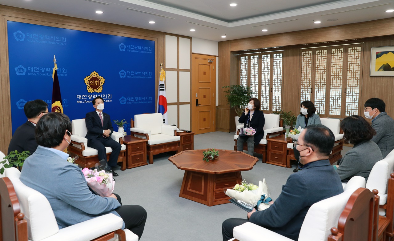 대전시의회(의장 권중순)는 16일 의장접견실에서 의정혁신추진단 활동 유공자에 대한 표창 수여식을 가졌다./ⓒ대전시의회