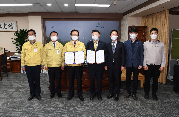 17일 군수 집무실에서 창녕군과 경남에너지가 남지읍 도시가스 공급을 위한 업무협약을 체결하고 기념촬영 모습./ⓒ창녕군