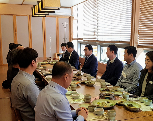 허성무 창원시장은 최일선에서 시민의 발인 시내버스를 운전하는 버스기사들의 애로사항을 청취하고 준공영제 등 주요 현안을 논의하기 위하여 관내 시내버스 8개사의 노동조합 지부장들과 오찬을 함께했다./ⓒ창원시