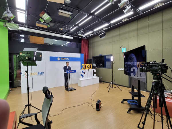 성남시 '2020 의료관광컨벤션' 컨퍼런스 온라인 녹화하는 장면 ⓒ 성남시