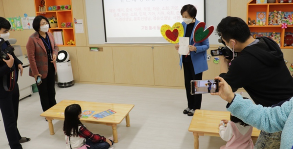 유은혜 사회부총리 겸 교육부장관 온종일돌봄 선도지자체인 경기도 오산시 함께자람교실 오산고현초을 방문했다./ⓒ오산시