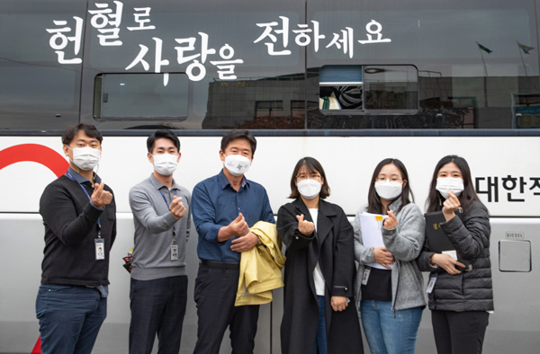 병마와 싸우고 있는 동료직원을 위해 '나눔으로 함께하는 헌혈릴레이'에 동참한 김광철 연천군수와 공직자들의 환한 미소가 아름답다./Ⓒ연천군청