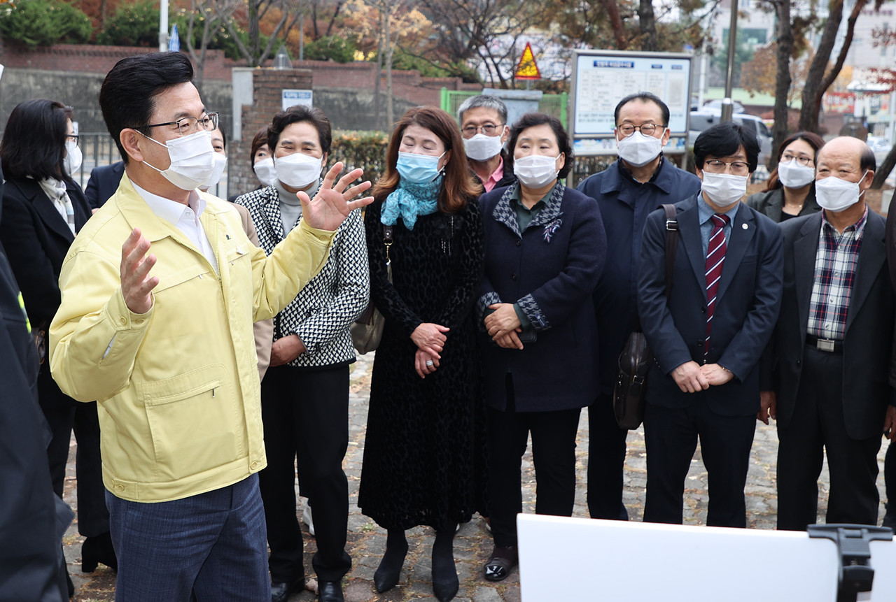 허태정 대전시장이 18일 오후 서구와 중구지역 주민들이 요청한 새말어린이공원과 대흥동 하수관로 정비사업 대상지에서 현장시장실을 열고 시민들과 소통했다./ⓒ대전시