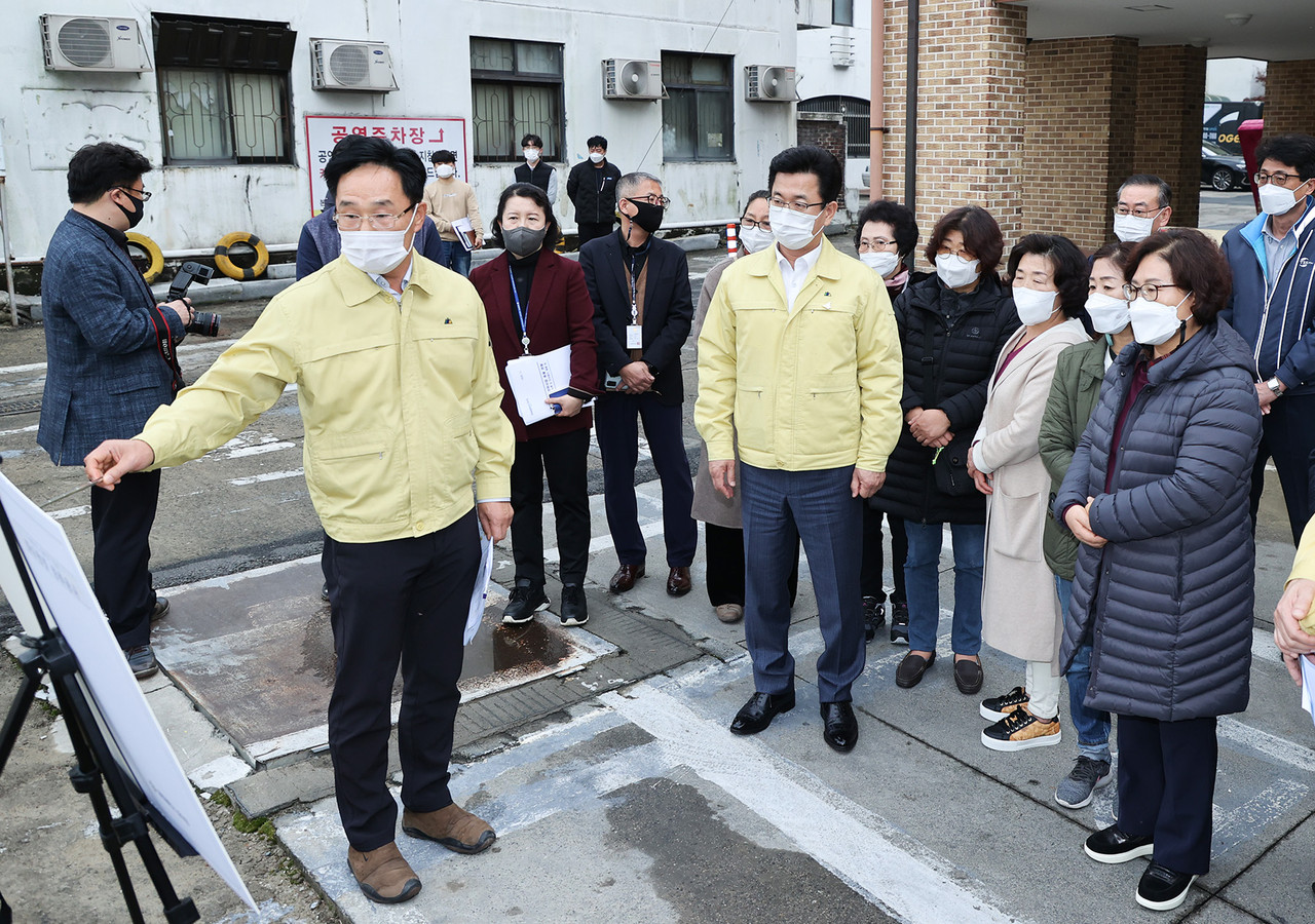 허태정 대전시장이 18일 오후 시민들의 민원해결을 위해 중구 대흥동 하수관로 정비사업에 대한 설명을 주민들과 함께 듣고 있다./ⓒ대전시