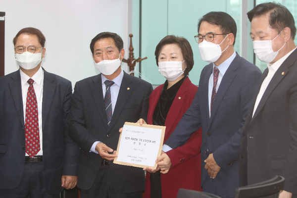 장충남 남해군수는 18일 국회에서 송옥주 환경노동위원장과 면담을 하고, 국립공원구역조정안에 대한 남해군의 입장을 전달했다./ⓒ남해군