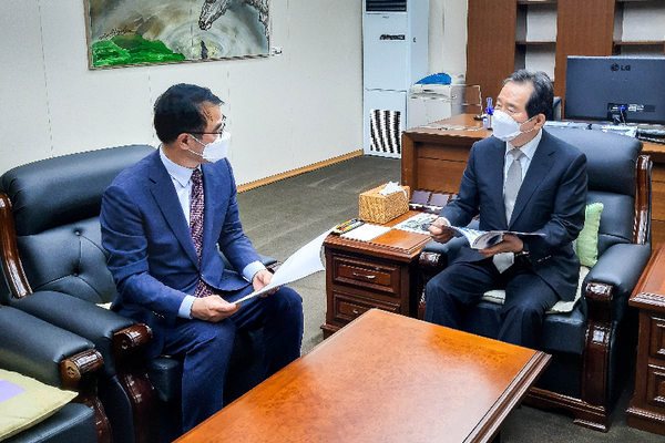 장충남 남해군수가 지난 18일 정세균 국무총리와 면담을 하고, 남해군 주요 정책 사업에 대한 협조를 건의했다./ⓒ남해군