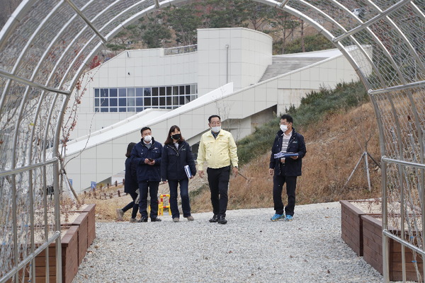 의령군은 자굴산 일원에 자연휴양림 조성을 목적으로 추진 중인 산림생태문화체험단지 사업장 점검을 실시했다./ⓒ의령군