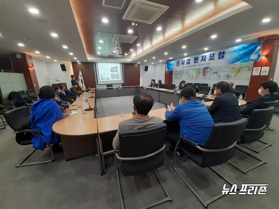 경북 구미시 공단동 산단공 대경본부 1층 컨퍼런스룸에서 지역경제 활성화와 중소기업 신사업 성장 지원을 위해 열린 ‘2020년 제4차 신사업벤처포럼’에서 구미시 을 지역 김영식 국회의원이 공간살균기 전문기업 ㈜포워드메디의 이영수 영업이사로부터 인체에 무해한 STR 물질을 분사해 실내를 청정공간으로 만드는 공간살균기 기술을 설명받고 코로나 바이러스 퇴치에 이상적 해결책이 될 것으로 보고 크게 관심을 보이고 있다. /사진=박상봉