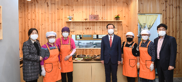 구인모 거창군수는 19일 거창시니어클럽에서 시장형 일자리사업으로 운영하는‘거창시니어클럽 소담’ 식당 확장이전 행사에 참석해 어르신들과 종사자를 격려했다./ⓒ거창군