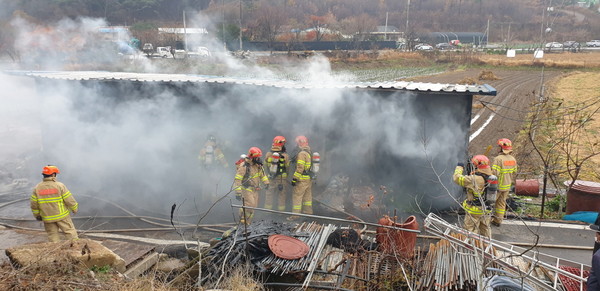 19일 오전 10시 47분쯤 충남 서산시 성연면 고남리 한 농가의 창고용 컨테이너에서 불이 나 신고를 받고 출동한 소방관들이 진화작업을 벌이고 있다./ⓒ서산소방서