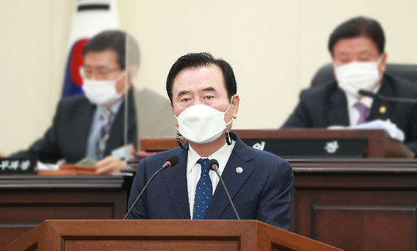 서춘수 함양군수는 20일 오전 함양군의회 본회의장에서 열린 제259회 함양군의회 2차 정례회에서 ‘2021년도 예산안 제출에 즈음한 시정연설’을 통해 올해 성과와 내년도 군정 운영방향을 설명했다./ⓒ함양군