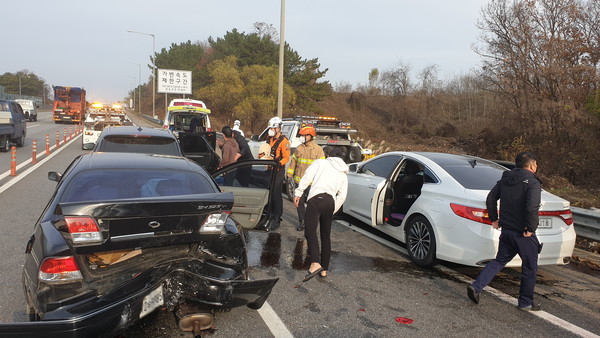 21일 오후 3시 16분쯤 충남 당진시 송악읍 신평면 매산리 인근 서해안고속도로 송악IC 부근에서 4중 추돌사고가 발생했다./ⓒ당진소방서