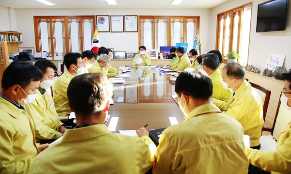 23일 서산시청 시장실에서 맹정호 시장이 긴급 간부회의를 열고 공공시설 등을 대상으로 사회적 거리두기 2단계에 준하는 조치를 적극 홍보해줄 것을 당부했다.