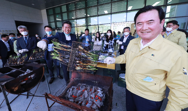 구워먹는 함양파./ⓒ함양군