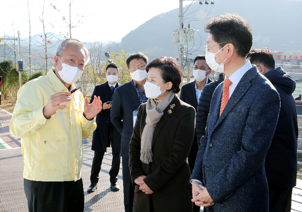 하동군은 23일 전국 300여 도시재생 뉴딜사업지 중 1호로 하동읍 광평마을 도시재생 뉴딜사업 ‘도시재생뉴딜사업 우리동네살리기 1호 준공, 그 마침과 시작’ 준공식을 열었다./ⓒ하동군