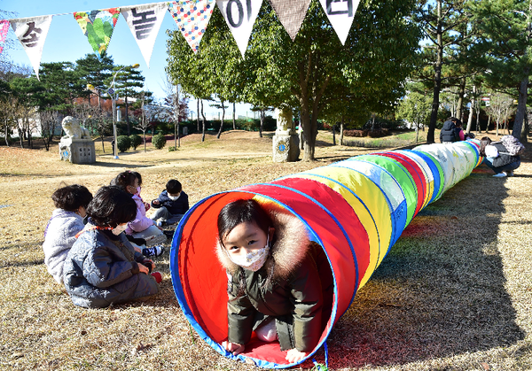 진주시와 한국토지주택공사(이하 LH)는 23일 오전 초전공원에서 사랑나눔 그린 트러스트 협약에 따른 2020 숲어울림 한마당 “코로나19, 숲이 답하다”행사를 가졌다./ⓒ진주시