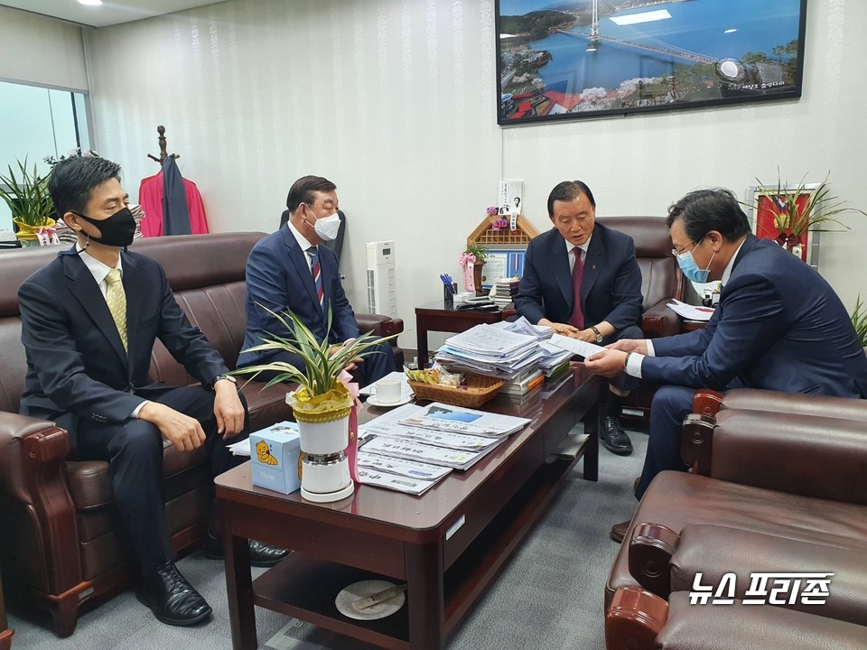 황선봉 예산군수가 국회를 방문해 삽교역사 신설 관련 건의를 하는 모습./ⓒ예산군청