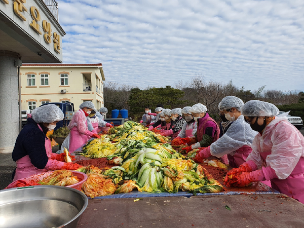 24일 경남 산청군 단성면 소재의 요양병원에서 김장담그기 행사가 열리고 있다. 한국남동발전은 이 행사에 후원금을 전달했다./ⓒ한국남동발전