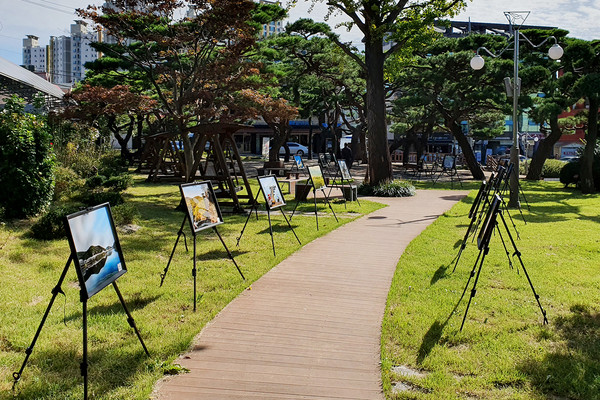 지난 9월 시청 솔빛공원에서 개최됐던 '찾아가는 서산관광사진 전시회(2014년~2019년 수상 작품)' 모습./ⓒ서산시청