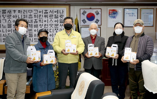 24일 태안군청 군수 집무실에서 가세로 군수가 양봉농가에 군이 제작한 ‘청정태안 벌꿀’ 통합 디자인 포장박스를 전달하고 있다./ⓒ태안군청