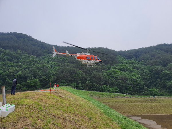 소나무 재선충병 항공방제 모습./ⓒ진주시