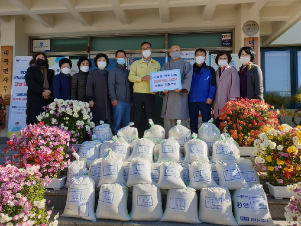 진주시 대곡면에 소재한 소원사에서 지난 23일 대곡면사무소에 쌀 77포대를 기탁했다./ⓒ