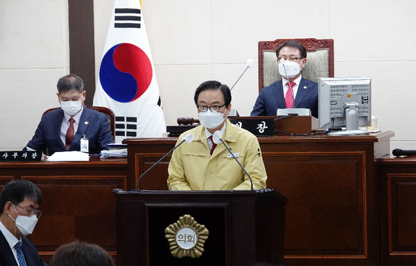 25일 창녕군의회 본회의장에서 한정우 군수가 시정연설 모습./ⓒ창녕군