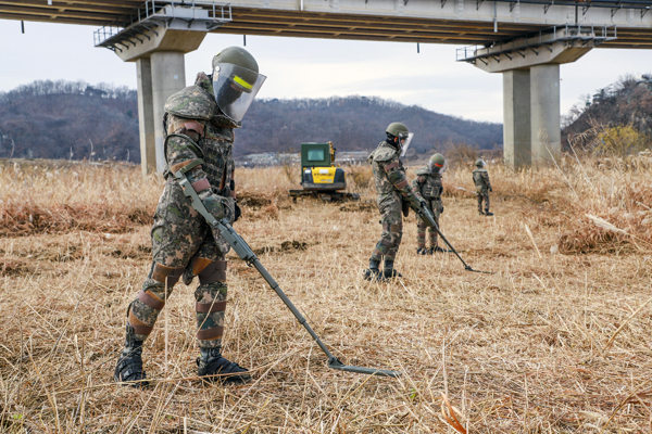 제6공병여단 장병들이 연천군 군남면 북삼교 일대에서 유실지뢰 탐색 작전을 실시하고 있다./Ⓒ연천군청