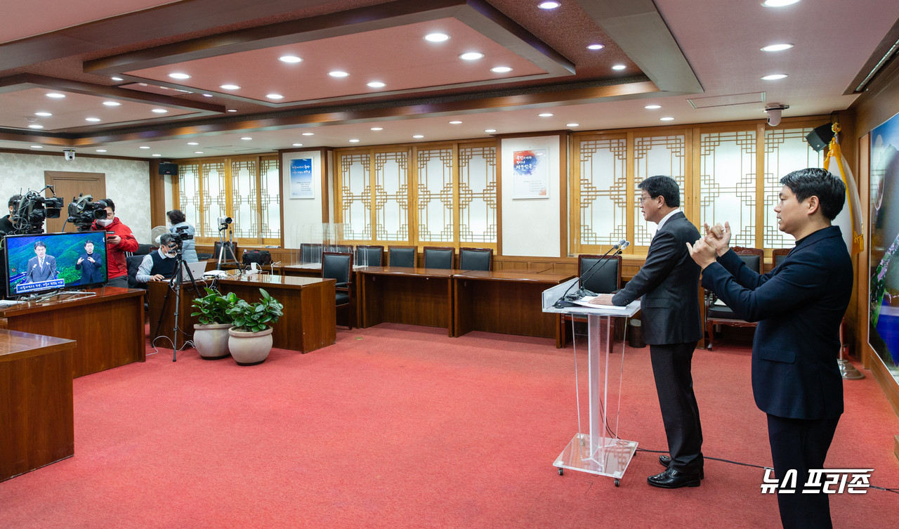 김돈곤 청양군수는 26일 군청 상황실에서 11월 영상브리핑을 갖고 ‘내년 초 청양청년의 해’를 선포했다.©청양군청