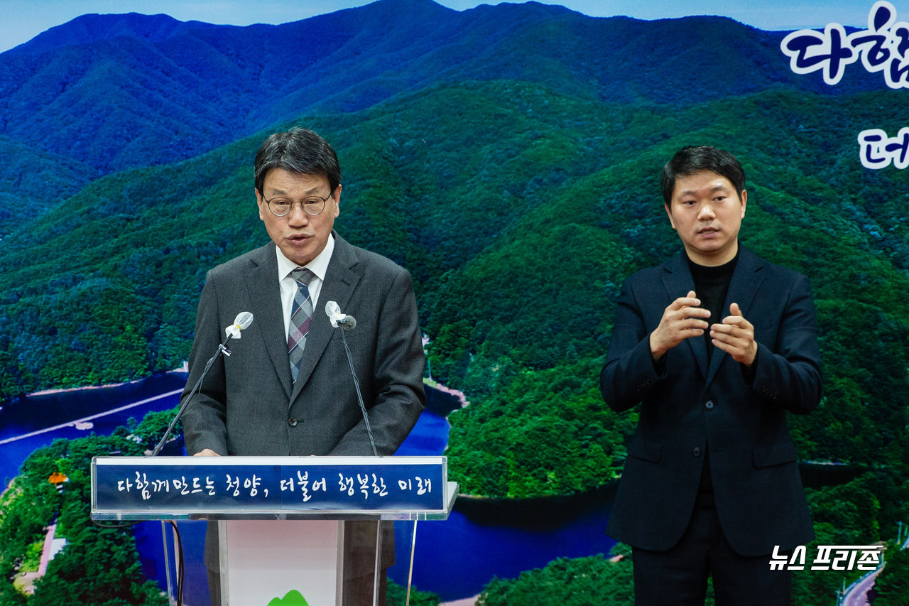 김돈곤 청양군수는 26일 군청 상황실에서 11월 영상브리핑을 갖고 ‘내년 초 청양청년의 해’를 선포했다.©청양군청