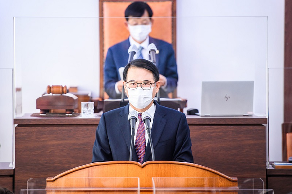 장충남 남해군수 시정 연설 모습ⓒ남해군