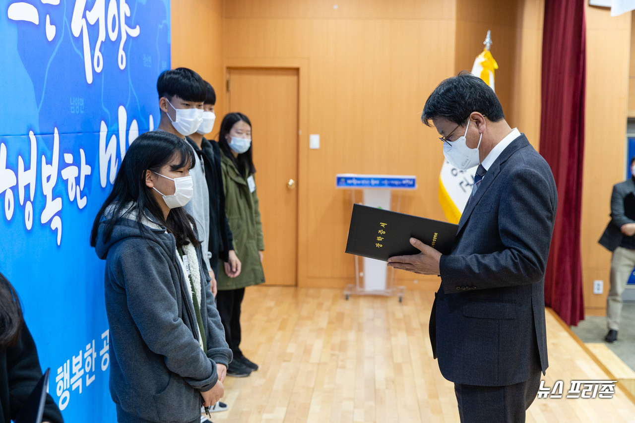 청양군은 중·고·대학생에 파안특별장학금을 전달했다.Ⓒ청양군청