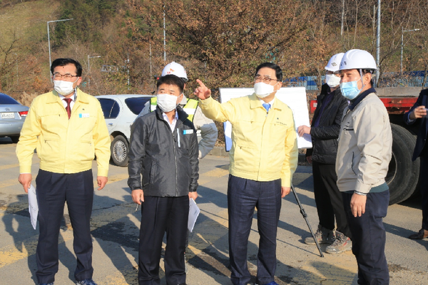 허성무 창원시장은 26일 오후‘밤밭고개로 위험도로 구조개선사업’,‘거제-마산 연결도로(국도5호선) 건설사업’,‘천주산 등산로 진입부 보행데크 설치공사’ 등 관내 사업장을 잇따라 찾아 현장 점검을 실시했다./ⓒ창원시