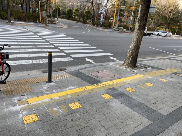 신도초등학교 앞에 설치된 '노란발자국 블록'/ⓒ부천시