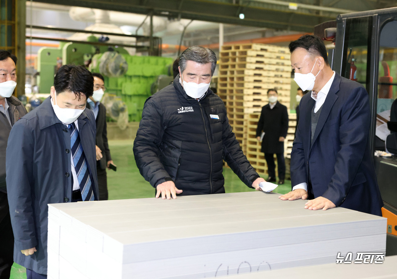 김동일 보령시장(가운데}이 ㈜케이디에프공장을 방문해 관계자로부터 기업의 현황과 애로사항을 듣고 있다.Ⓒ보령시청